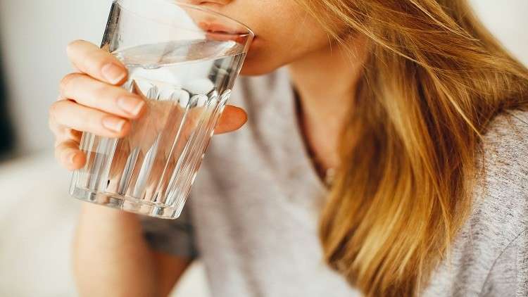 ما هي مخاطر زيادة شرب الماء على الصحة؟